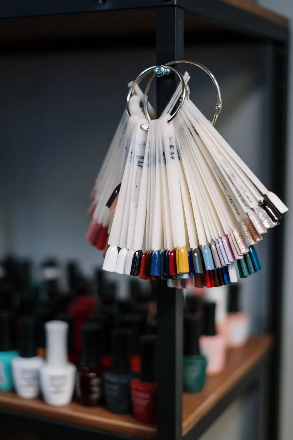Nuancier de vernis à l’atelier