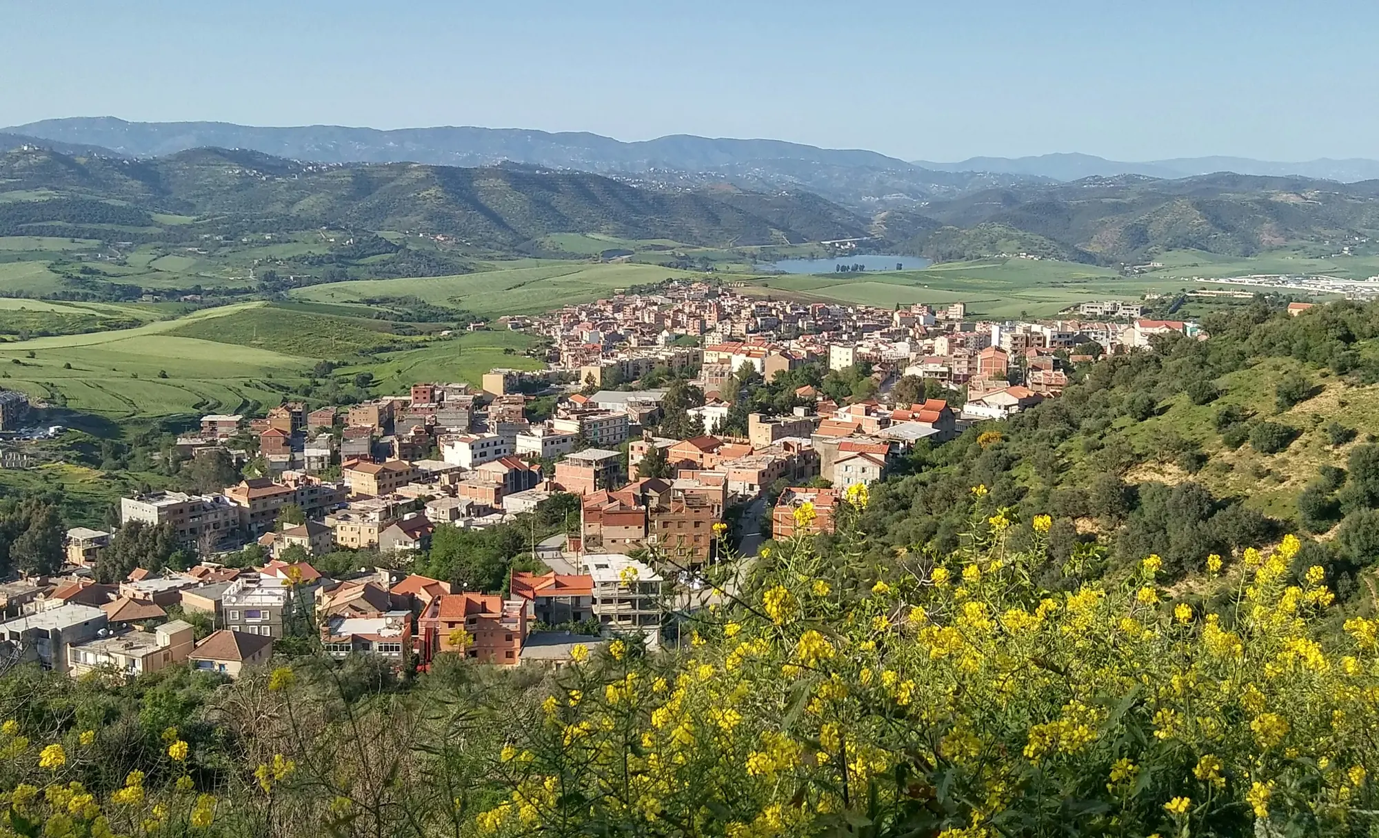 Tigzirt vue des hauteurs, entre les collines et la mer