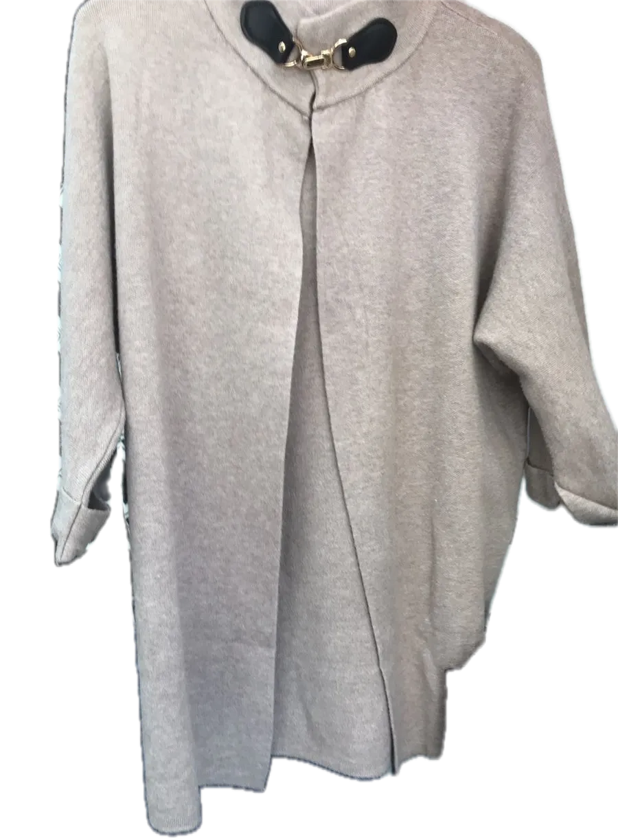 Long beige cardigan with clasp — Staging