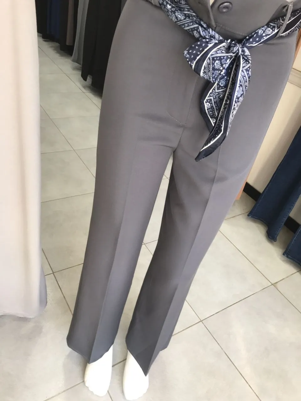 Pantalon gris taille haute — Photo brute
