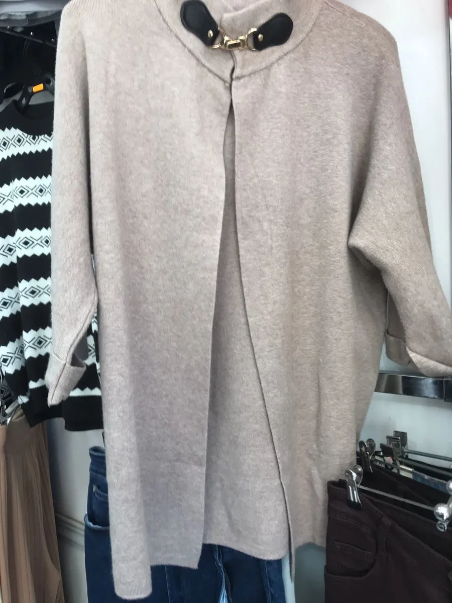 Long beige cardigan with clasp — Raw photo