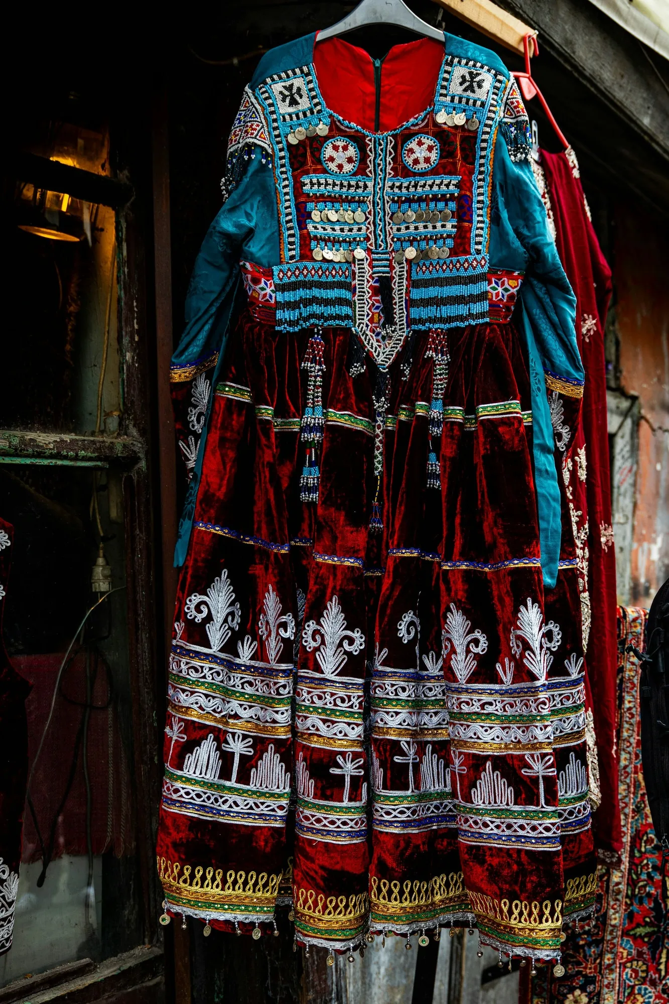 Vestido bordado de terciopelo — Foto en bruto