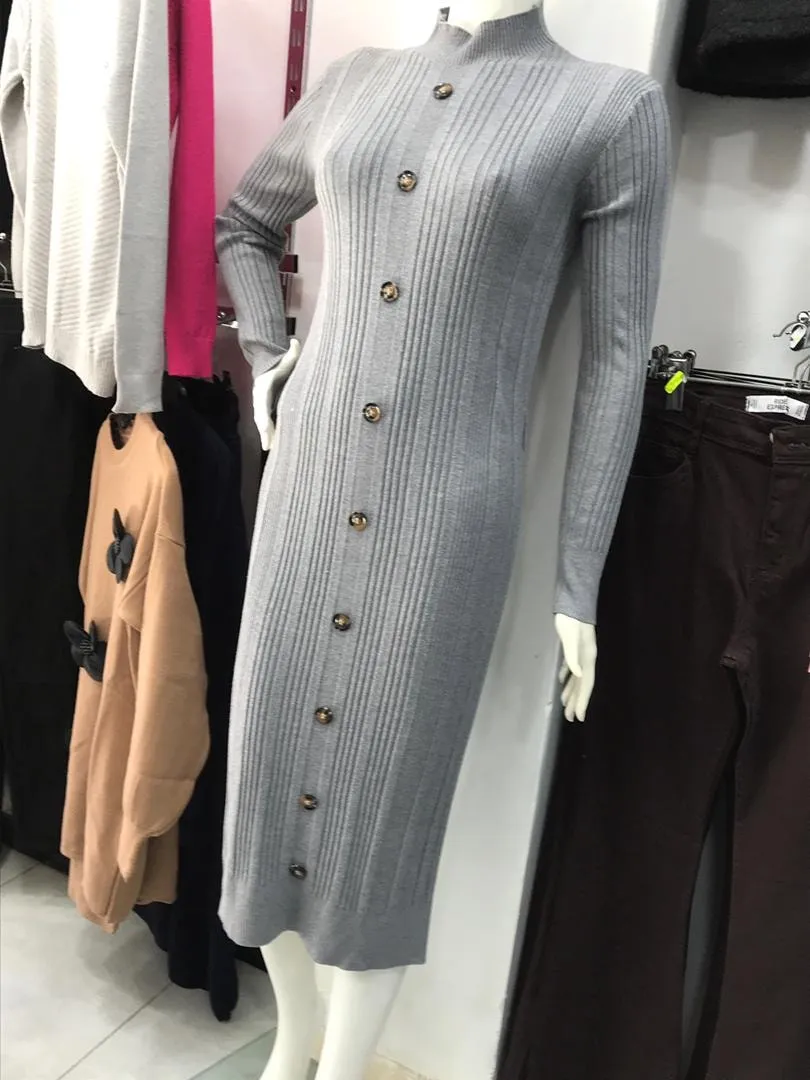 Vestido gris de punto acanalado — Foto en bruto