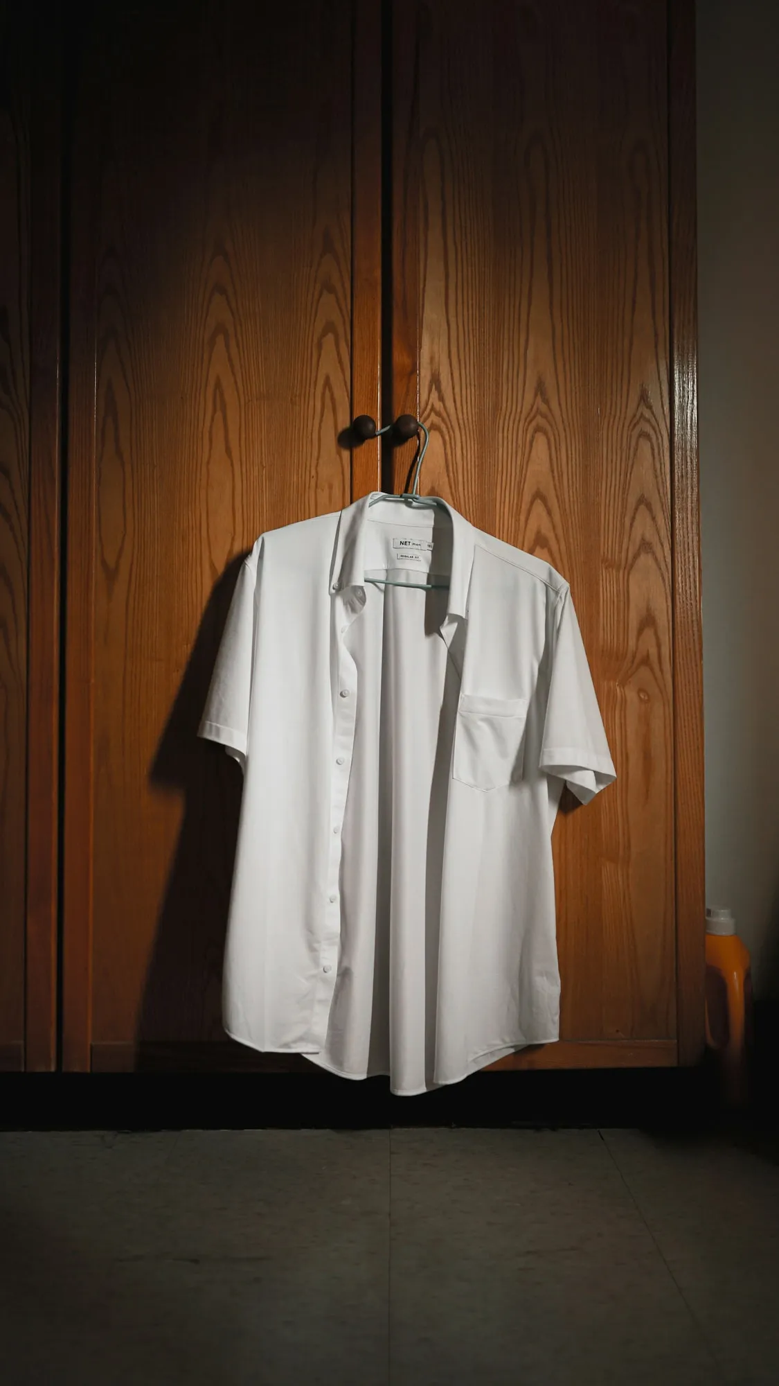 Camisa blanca de manga corta — Foto en bruto